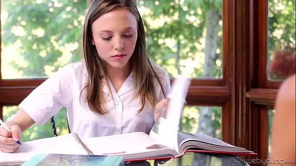 Estudante lésbica e sua professora transando