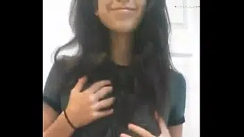 Novinha mostrando os peitos na cam