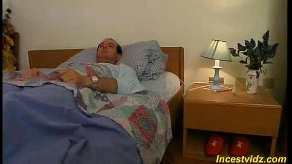 Pirni Neta loura bonito fode com o avô na cama