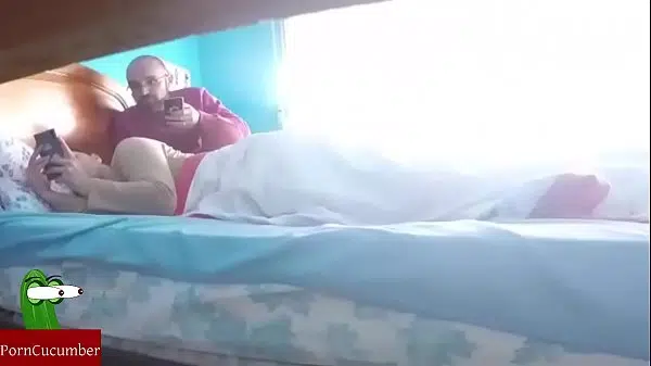 Mulher de calcinha na cama