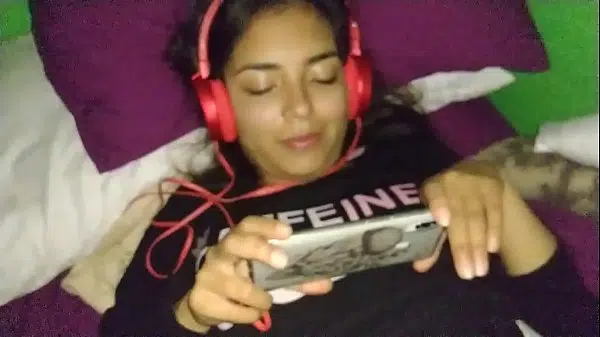 Mulher pelada fazendo sexo