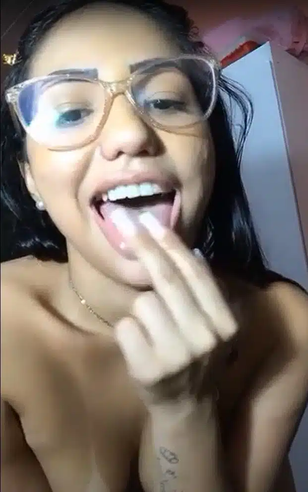 Influencer vazou pelada video piscando o cuzinho