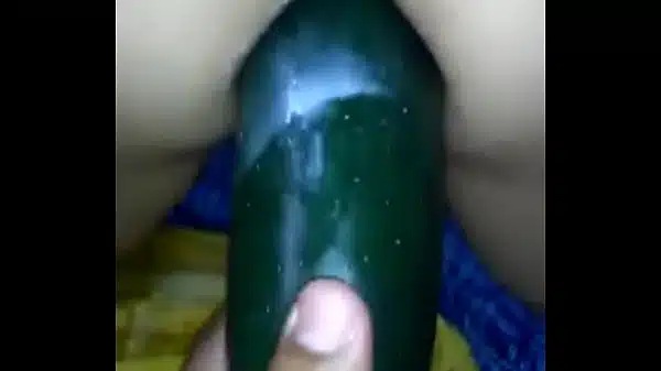 Botando vibrador no máximo na buceta