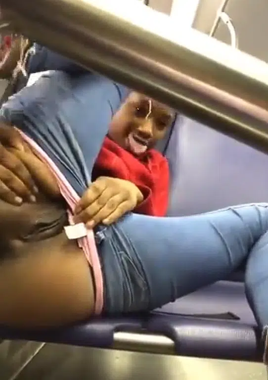 Pretinha vendedora de bala se masturbando no metrô