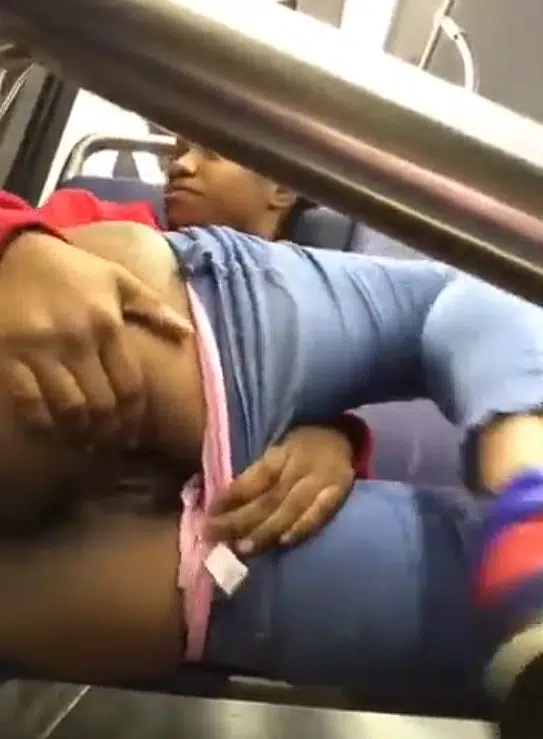 Pretinha vendedora de bala se masturbando no metrô