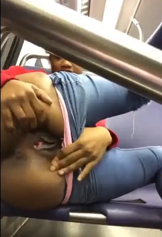 Pretinha vendedora de bala se masturbando no metrô