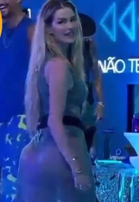 Yasmin Brunet rebolando com calcinha enfiada no cu