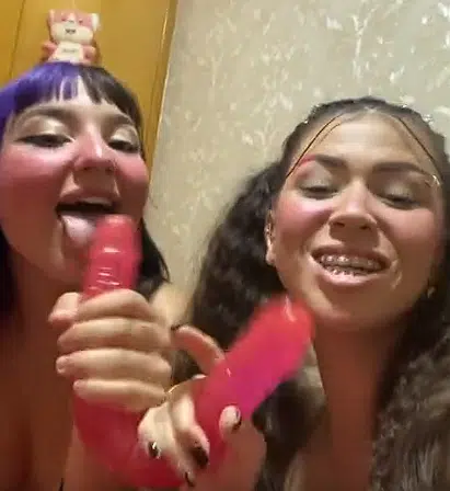 Mc pipokinha e belle belinha chupando pau de borracha