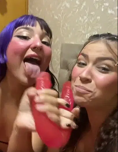 Mc pipokinha e belle belinha chupando pau de borracha