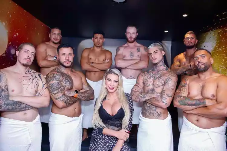 Andressa Urach transando com 8 homens ao mesmo tempo